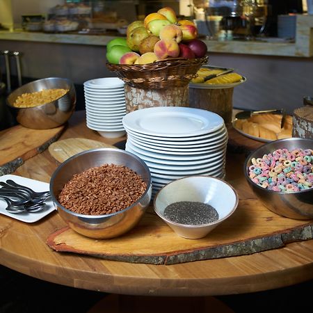 Hotel 100 Luxury Suites By Preferred Μπογκοτά Εξωτερικό φωτογραφία A breakfast buffet at a hotel
