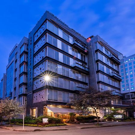 Hotel 100 Luxury Suites By Preferred Μπογκοτά Εξωτερικό φωτογραφία The hotel at night