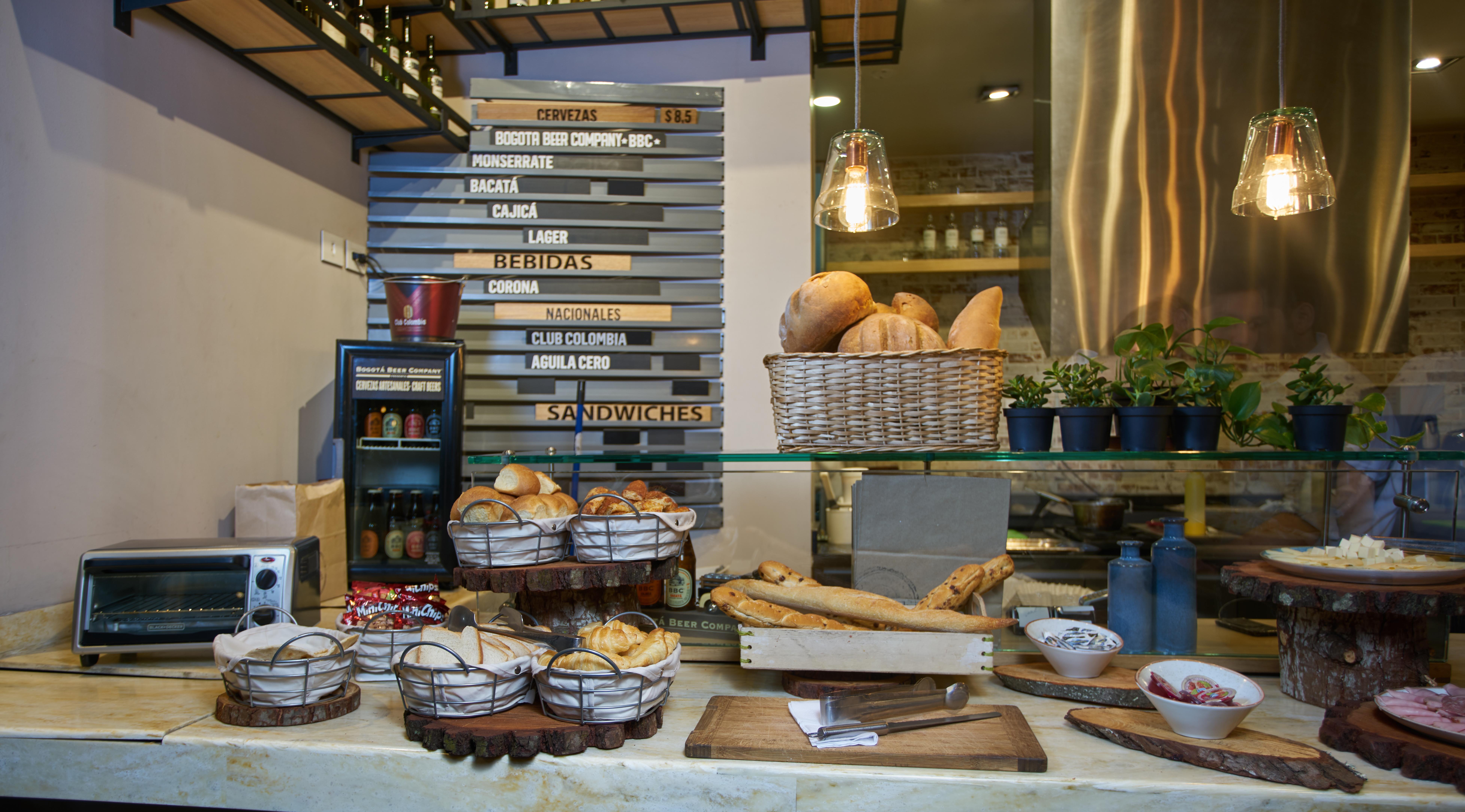 Hotel 100 Luxury Suites By Preferred Μπογκοτά Εξωτερικό φωτογραφία A typical display at a Spanish bakery