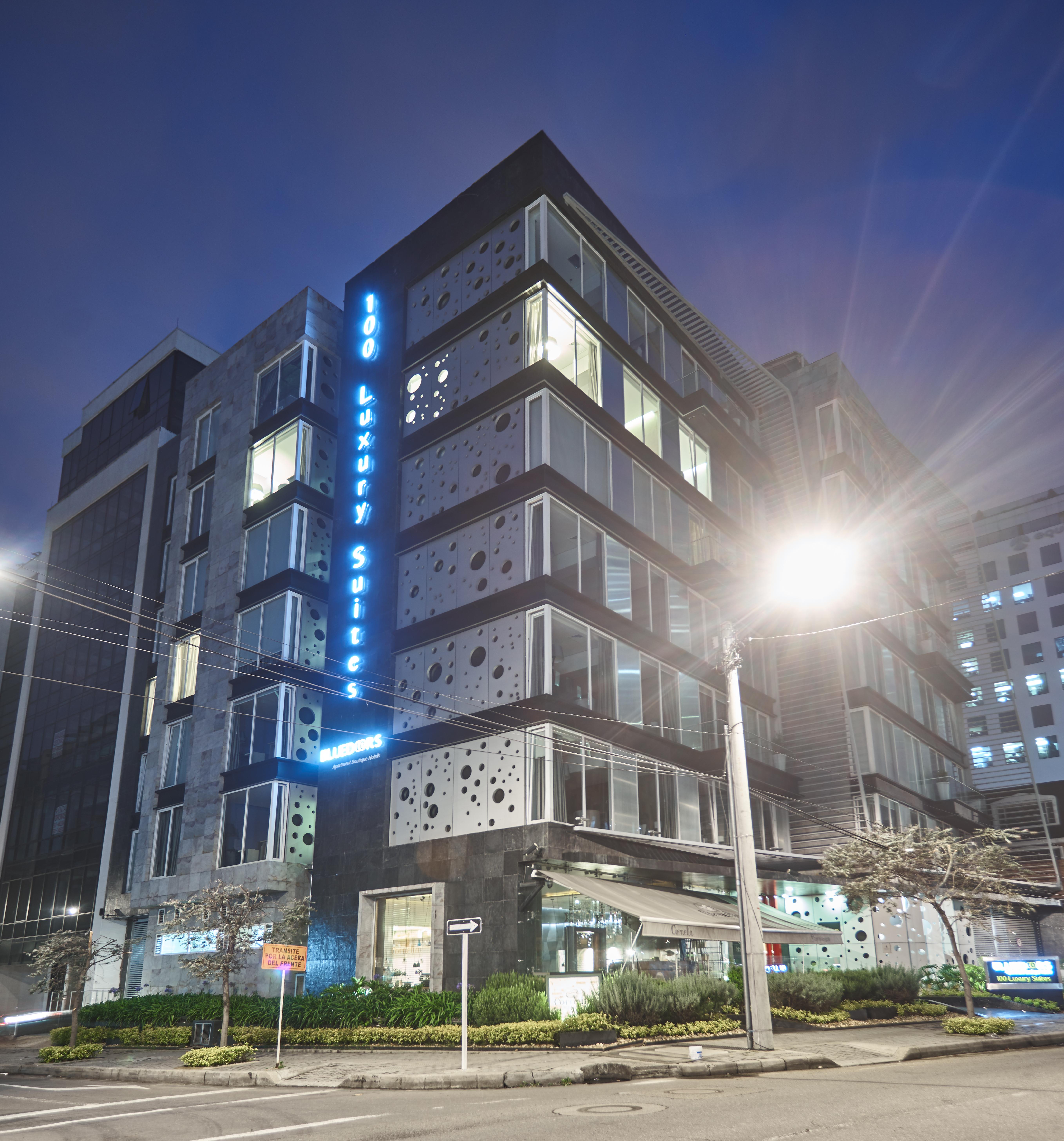 Hotel 100 Luxury Suites By Preferred Μπογκοτά Εξωτερικό φωτογραφία The hotel at night
