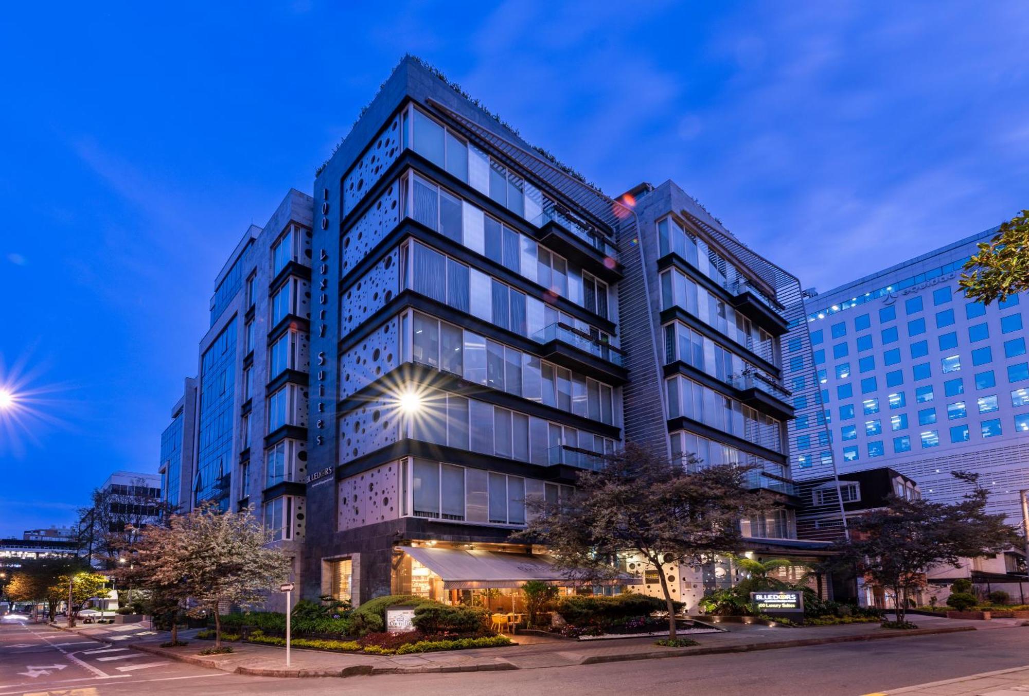 Hotel 100 Luxury Suites By Preferred Μπογκοτά Εξωτερικό φωτογραφία The hotel at night