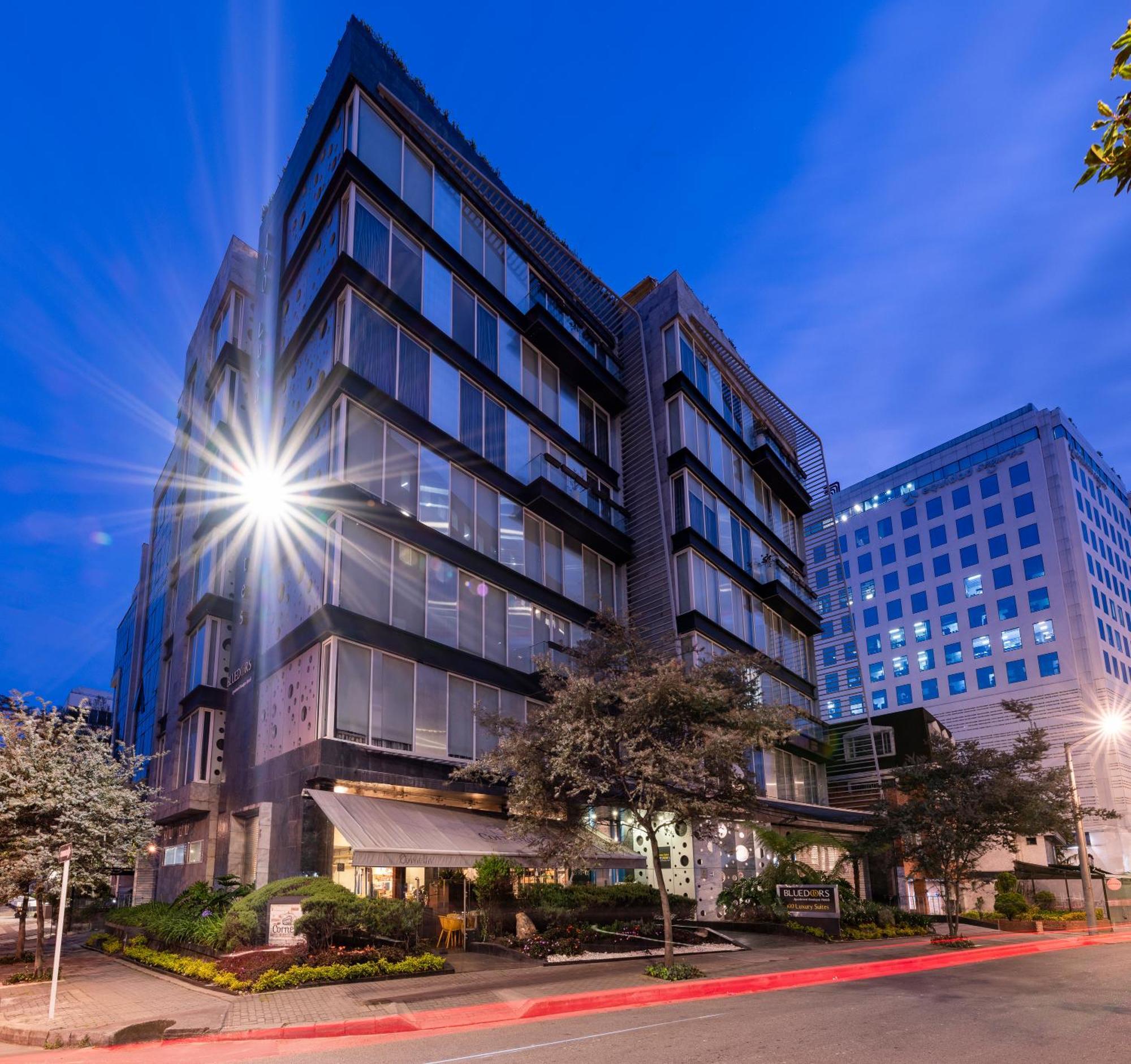 Hotel 100 Luxury Suites By Preferred Μπογκοτά Εξωτερικό φωτογραφία The building at night