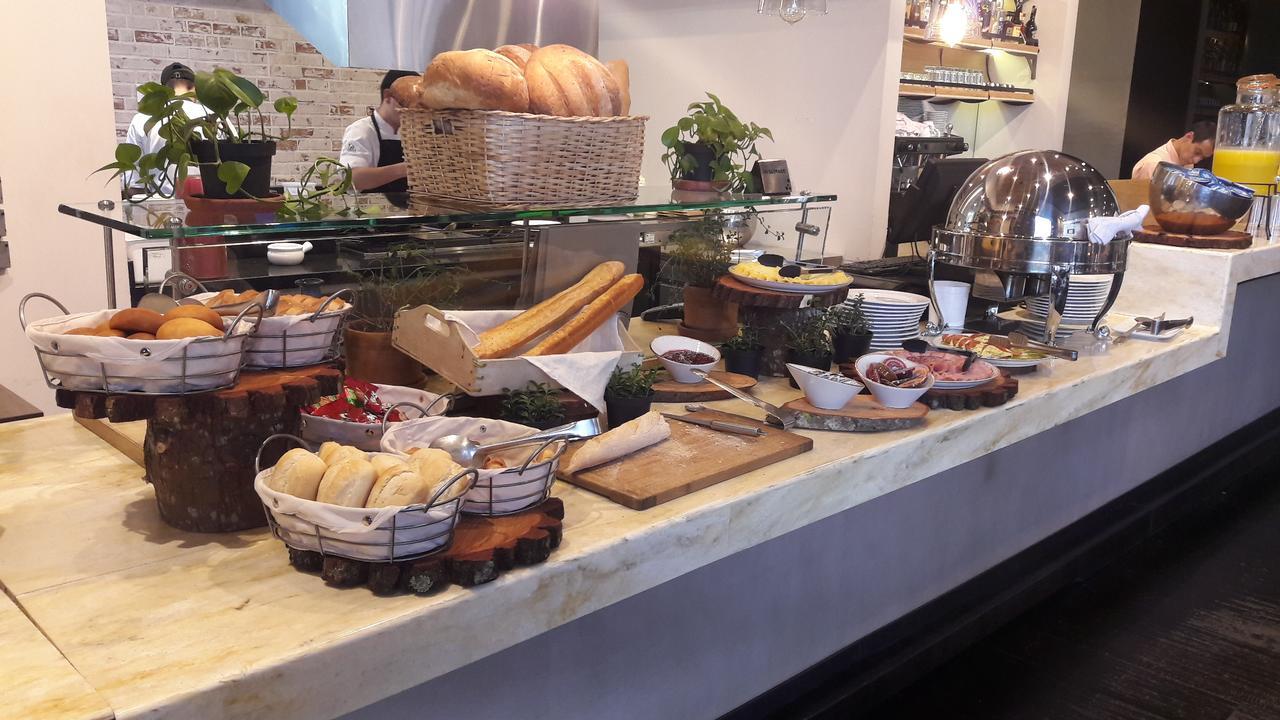 Hotel 100 Luxury Suites By Preferred Μπογκοτά Εξωτερικό φωτογραφία A buffet at a hotel