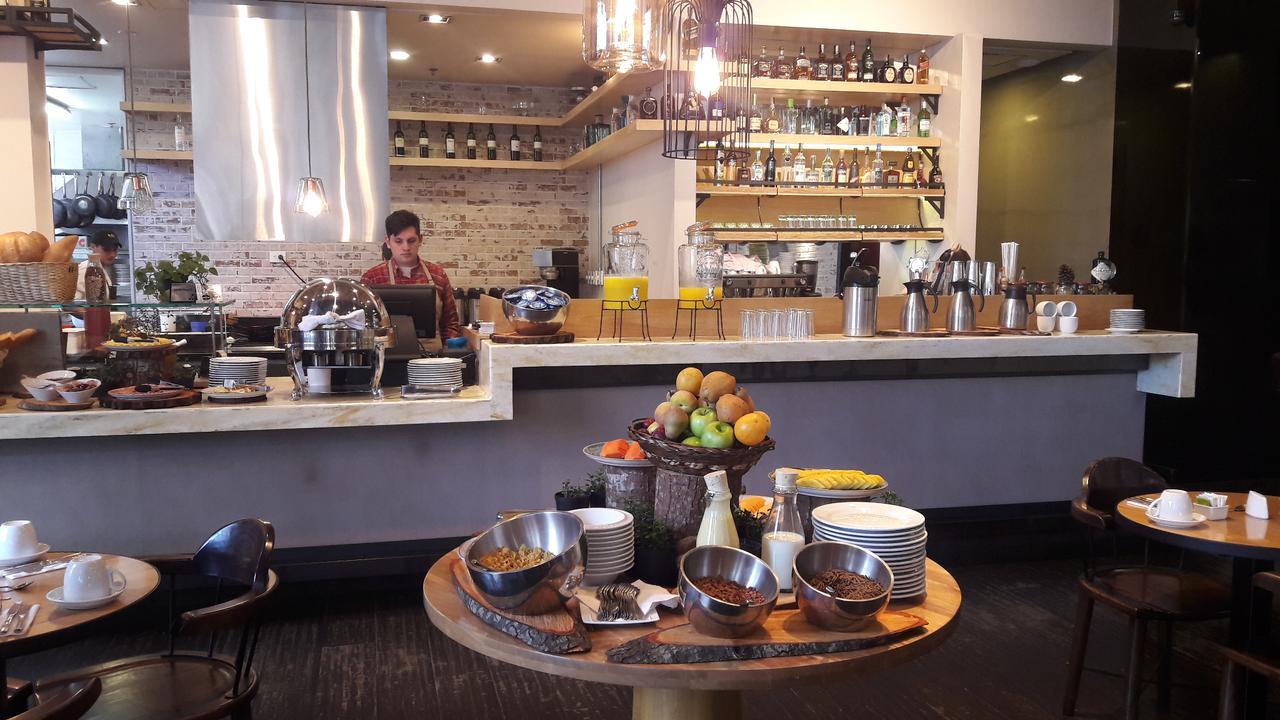 Hotel 100 Luxury Suites By Preferred Μπογκοτά Εξωτερικό φωτογραφία The bar at the restaurant