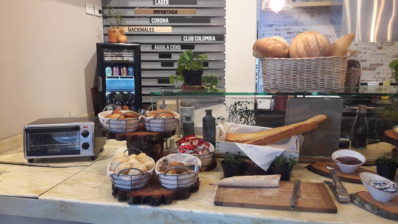 Hotel 100 Luxury Suites By Preferred Μπογκοτά Εξωτερικό φωτογραφία A typical breakfast buffet at a hotel